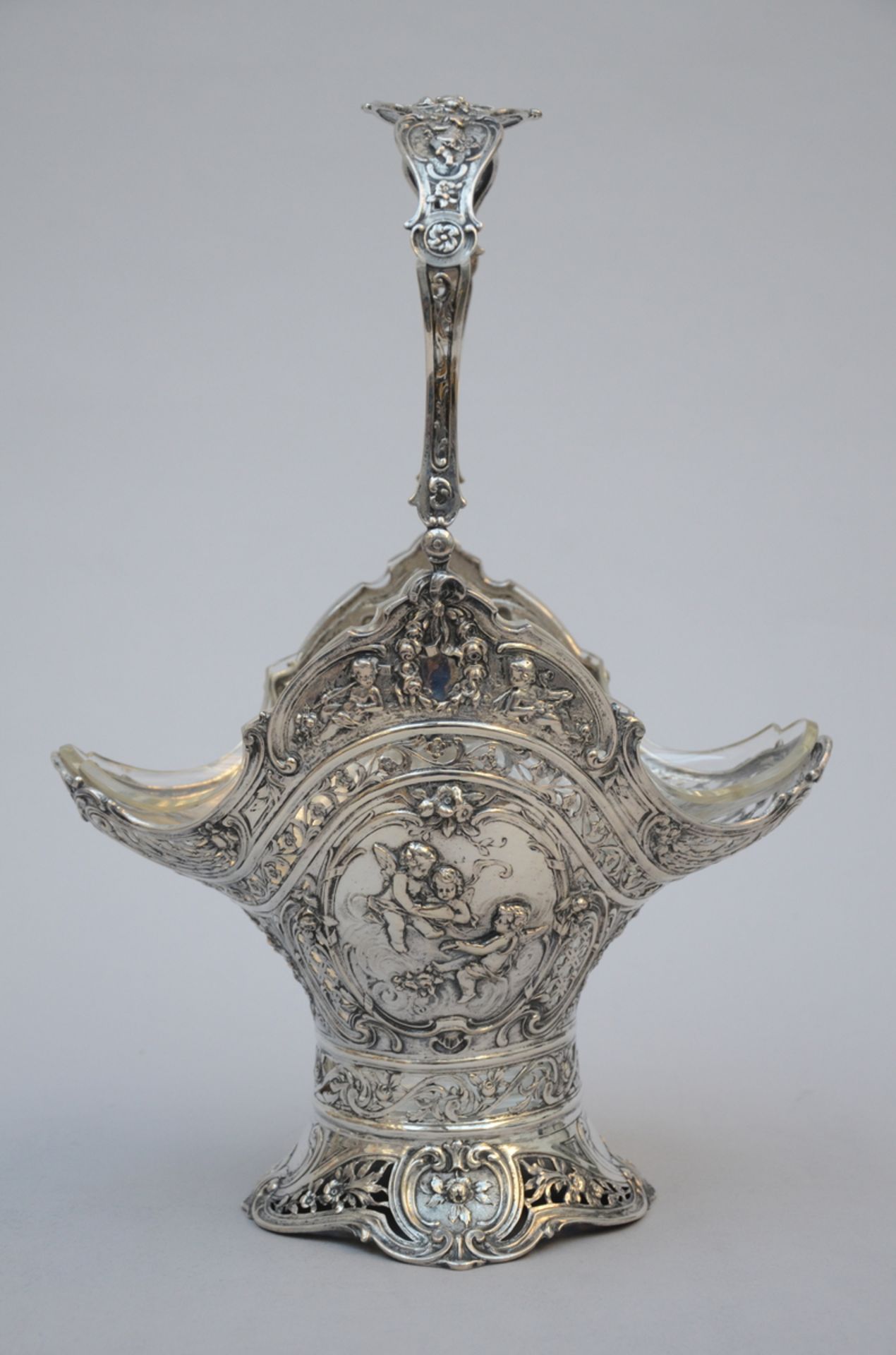 A silver basket with silver coupe, Louis XVI style (925/1000)