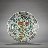 A dish in Iznik earthenware (dia 34cm) (*)