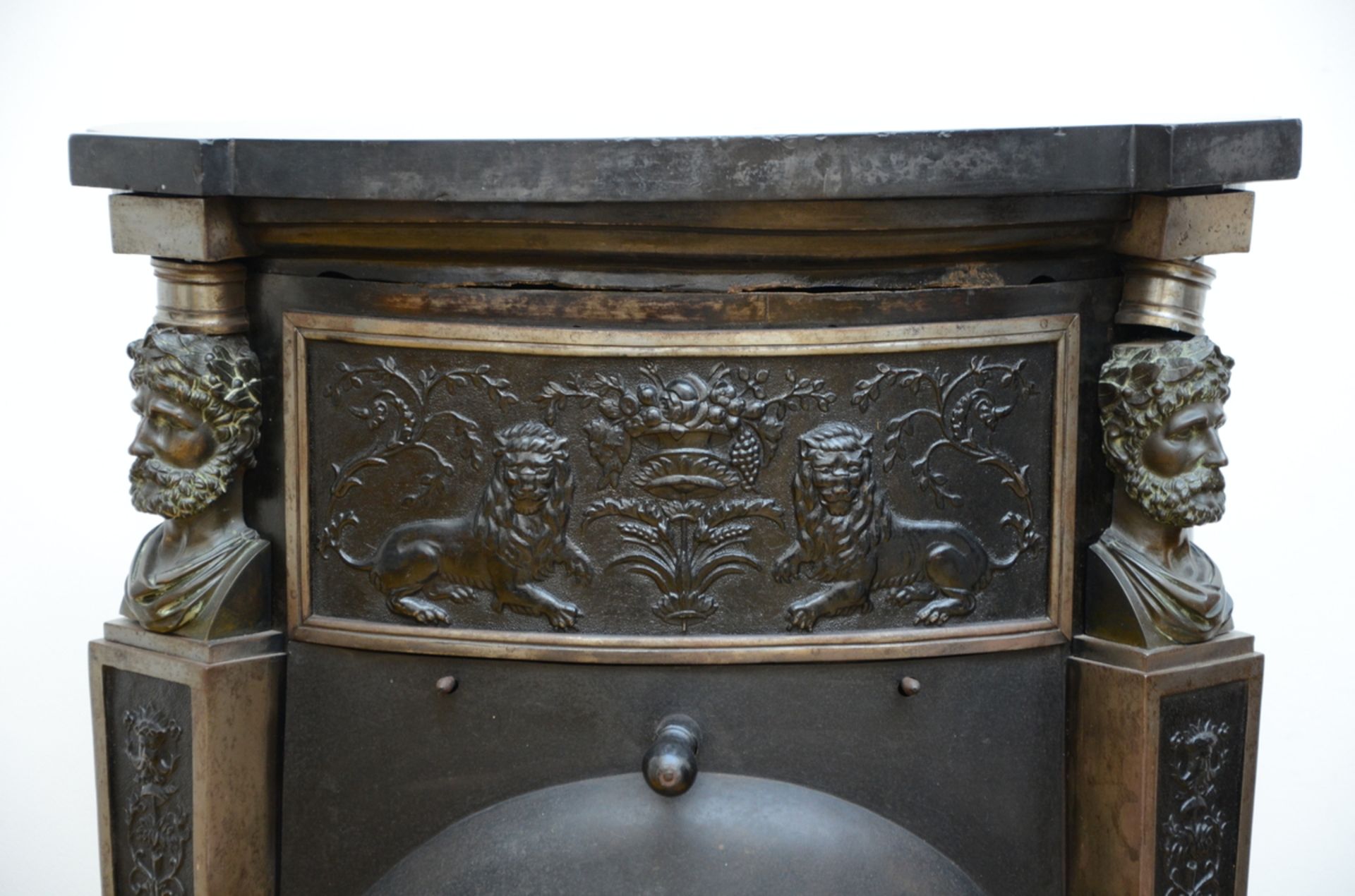 Empire stove in fonte with bronze figures and a marble top (100x52cm) - Image 2 of 3