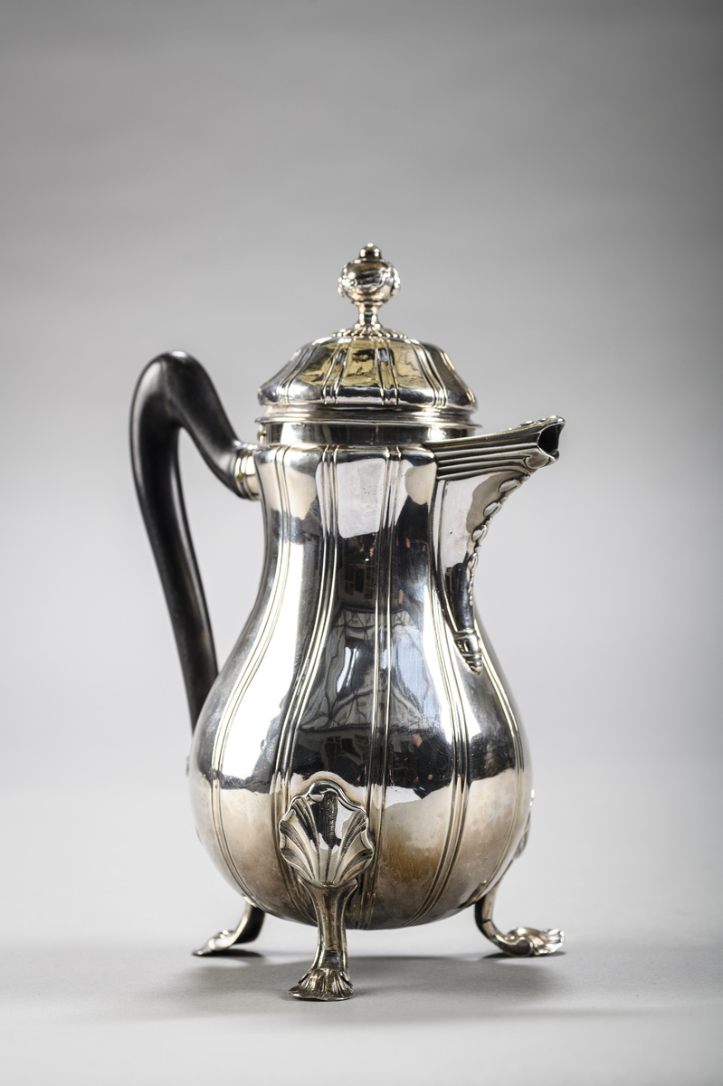 A Louis XV coffee pot in silver, Namur 18th century (h24cm) (*)