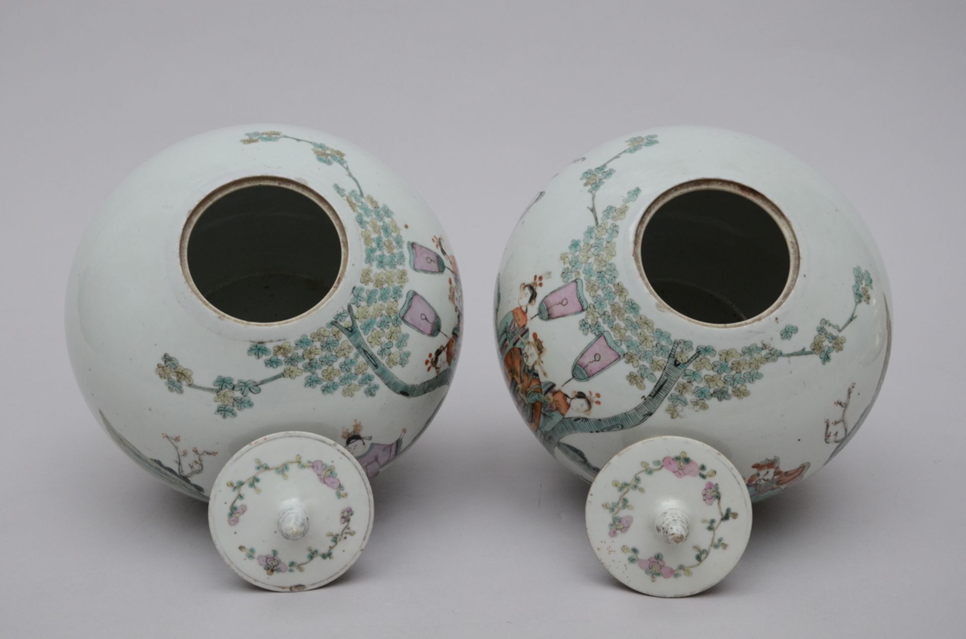 A pair of Chinese porcelain famille rose ginger jars 'Taoist scenes' (h23cm-dia22cm) (*) - Image 4 of 5