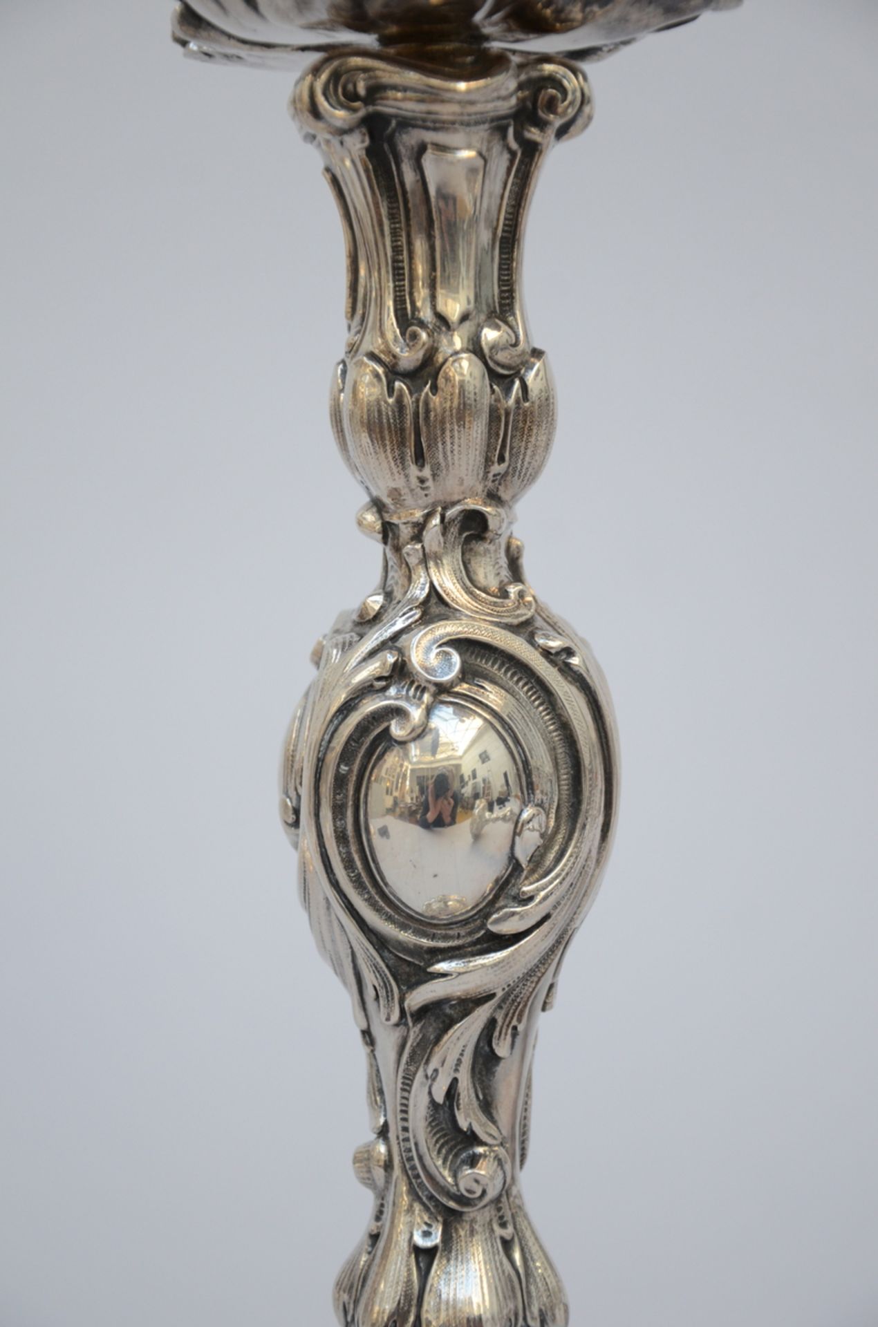 A pair of silver Louis XV style chandeliers (h48cm) - Bild 4 aus 5