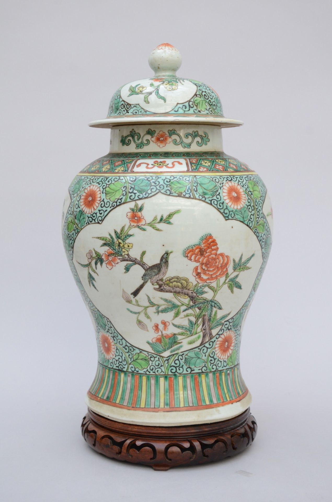 A Chinese famille verte porcelain lidded vase 'flowers' (h45cm) (*)