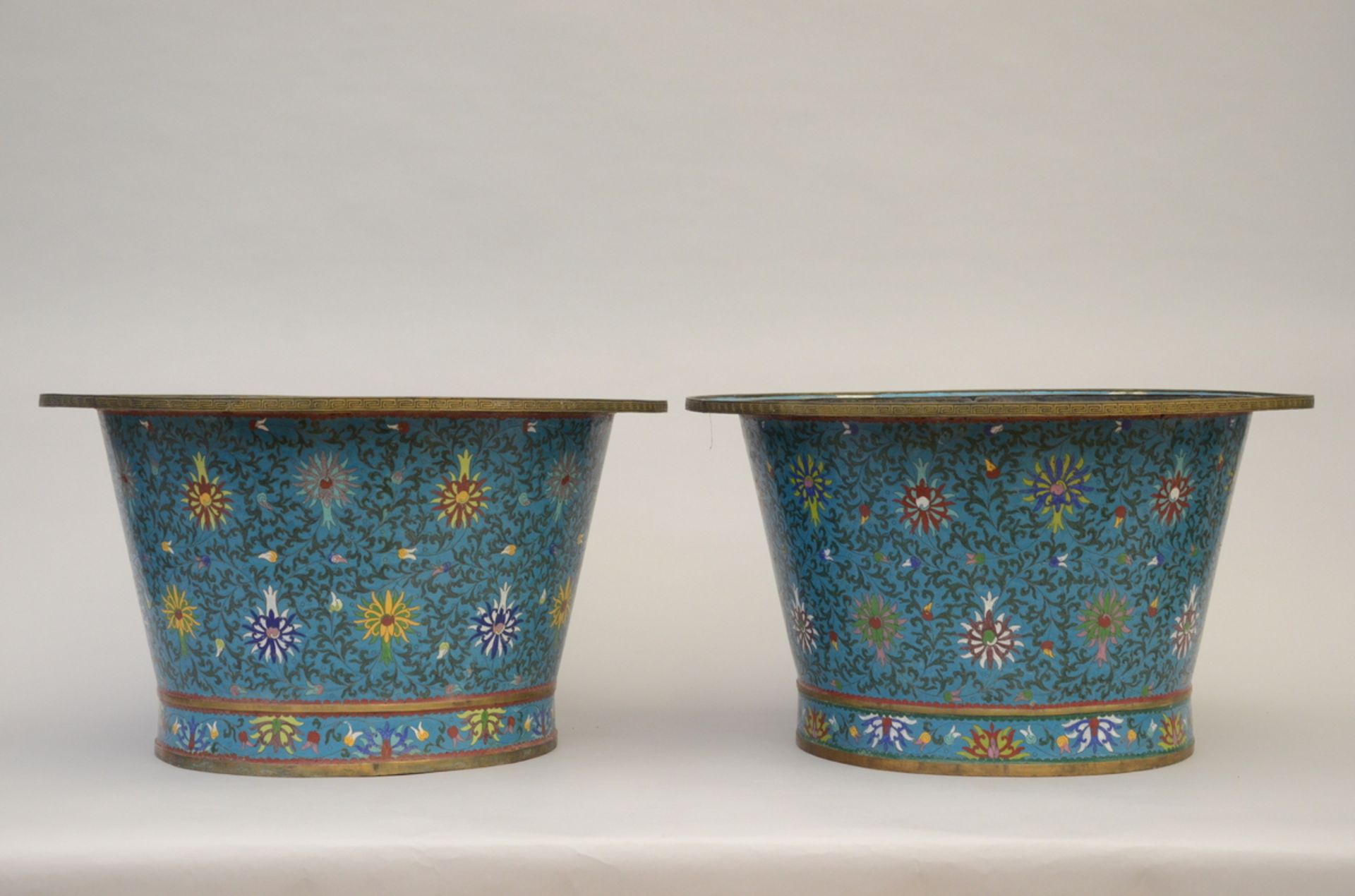A pair of large planters in Chinese cloisonné (H37xdia62cm)