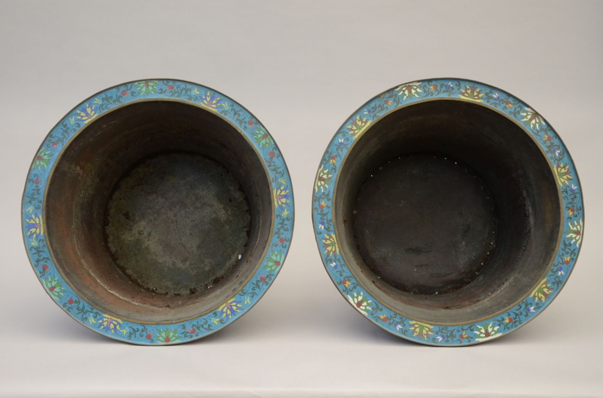 A pair of large planters in Chinese cloisonné (H37xdia62cm) - Image 4 of 4