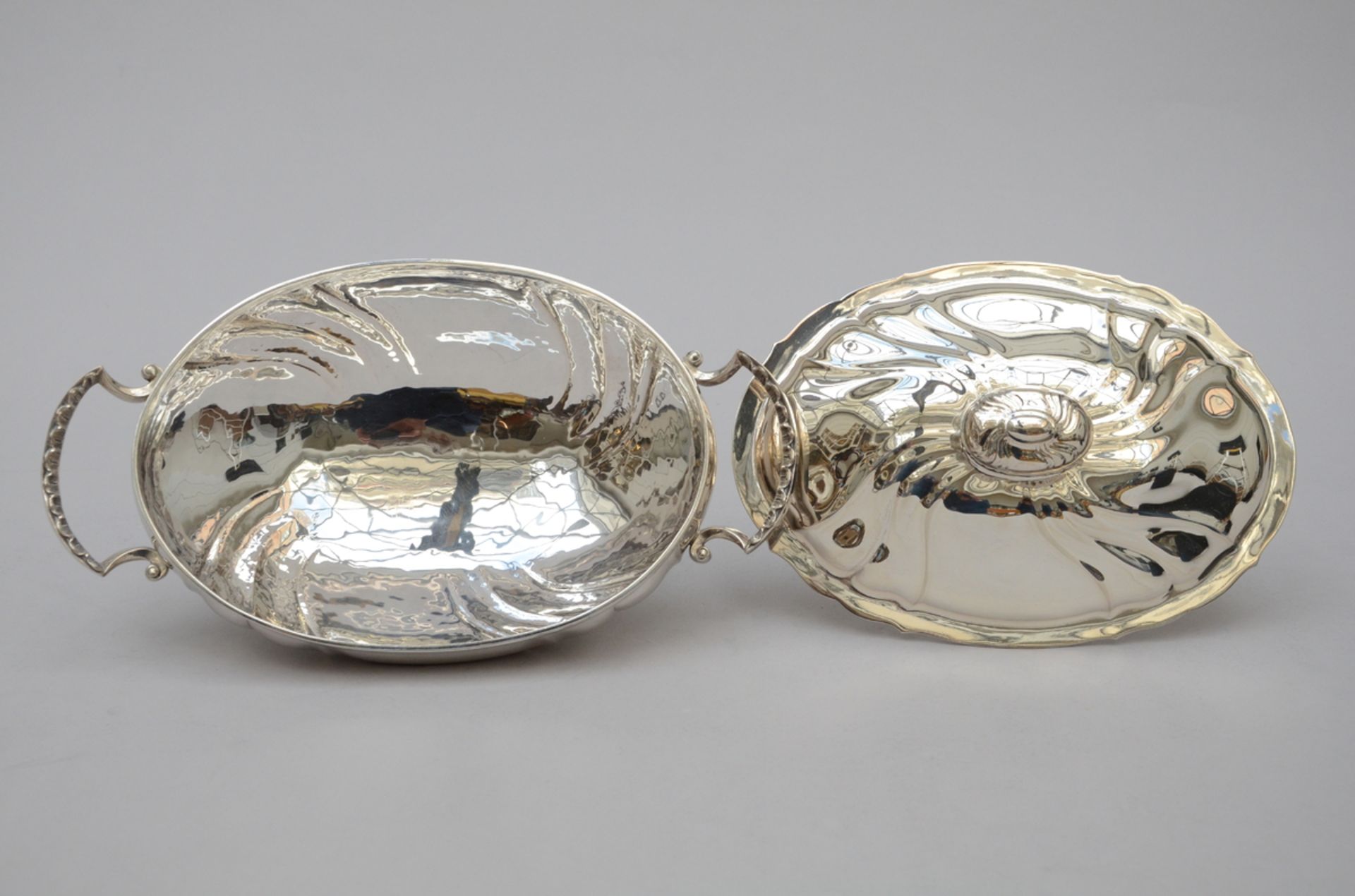 A silver vegetable bowl (19x35x19.5cm) - Image 2 of 4