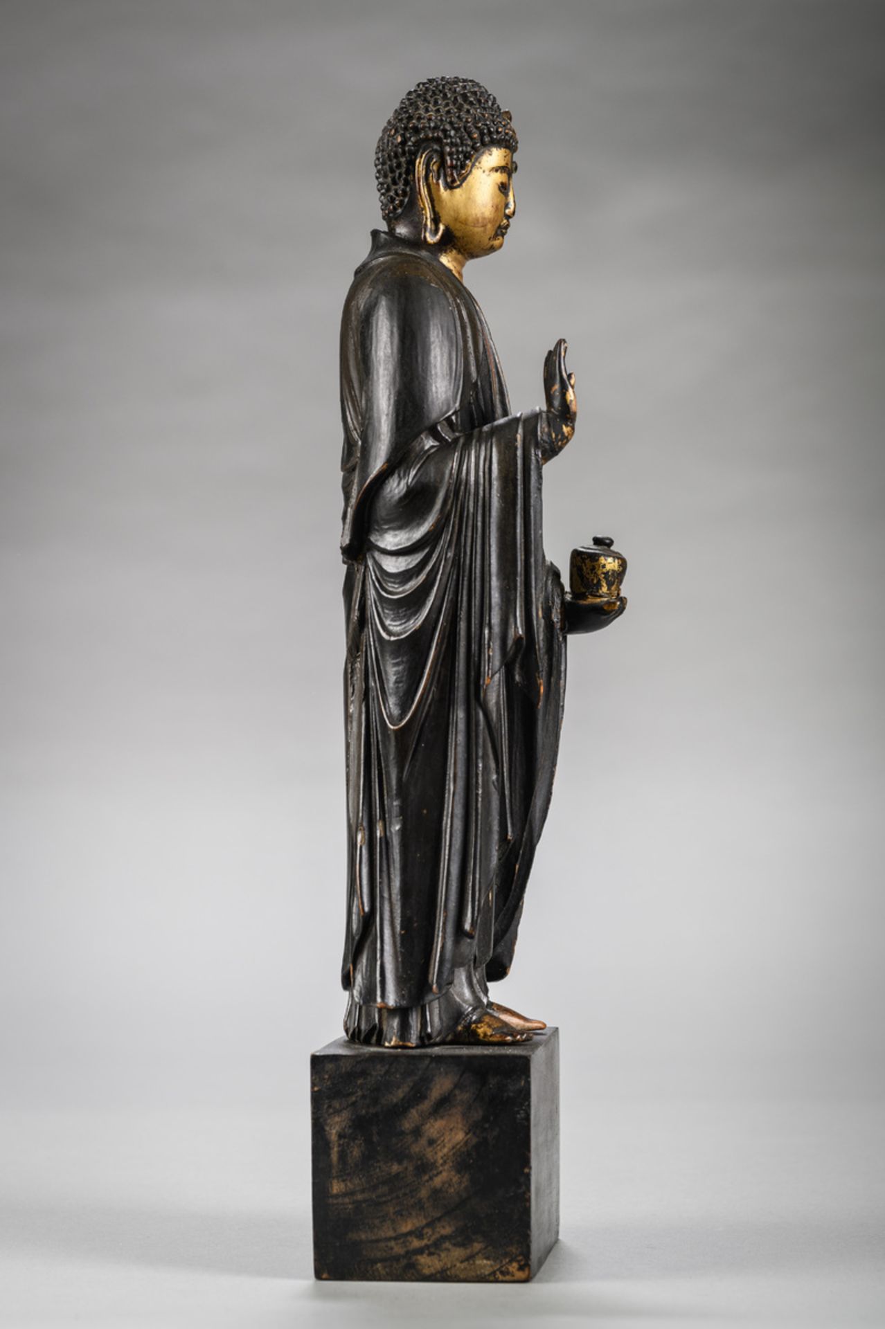 Japanese lacquered wooden statue of a standing Buddha, Edo period (34cm) (*) - Bild 2 aus 4