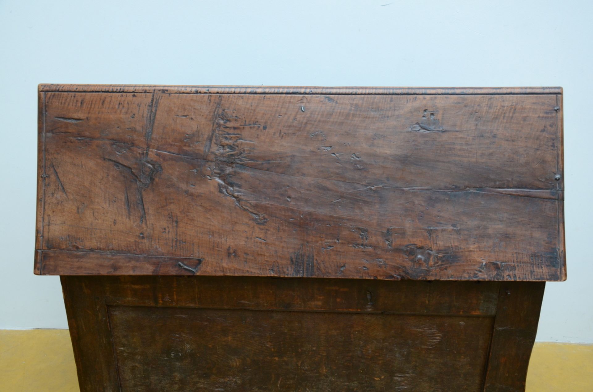 A walnut chest 'gothic' (68x135x49cm) - Image 4 of 4