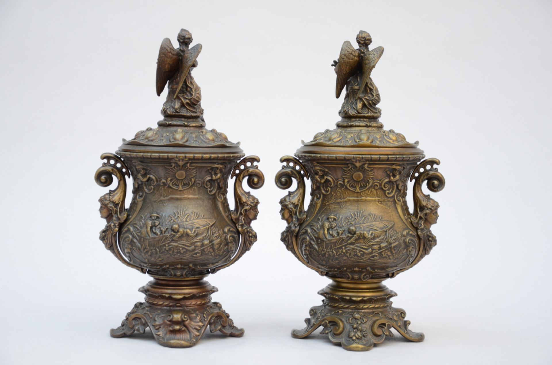 A pair of bronze lidded vases (h46cm) (*) - Bild 3 aus 4