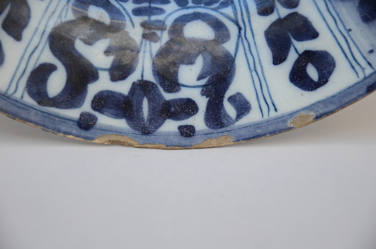 A pair of Delft earthenware plates signed De Klaauw, 18th century (dia 22.5 cm) (*) - Image 3 of 3