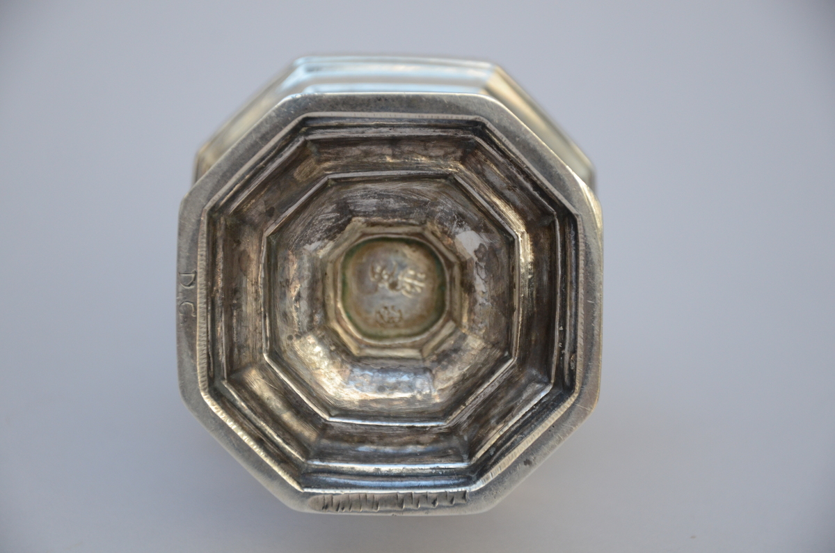 A Regence sugar shaker in solid silver, 18th century (H19cm) - Image 3 of 5