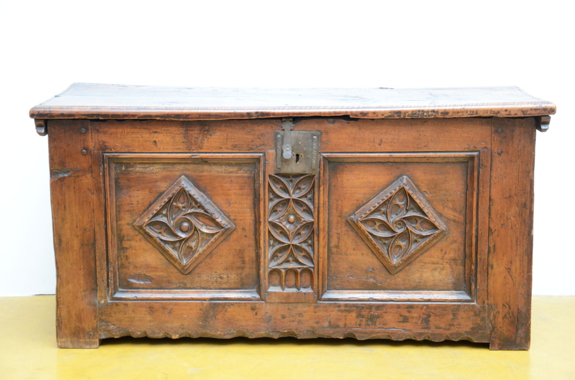 A walnut chest 'gothic' (68x135x49cm)