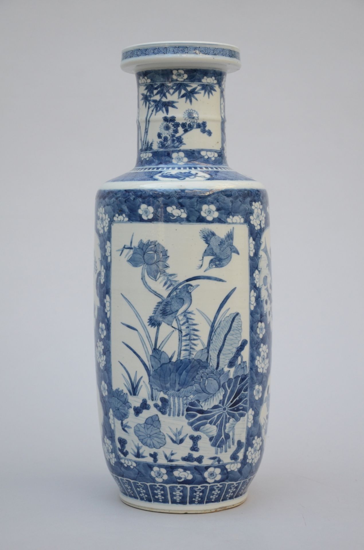 Chinese rouleau vase in blue and white porcelain 'flowers', 19th century (h47cm)