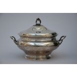 A large silver souptureen (H27x39cm)