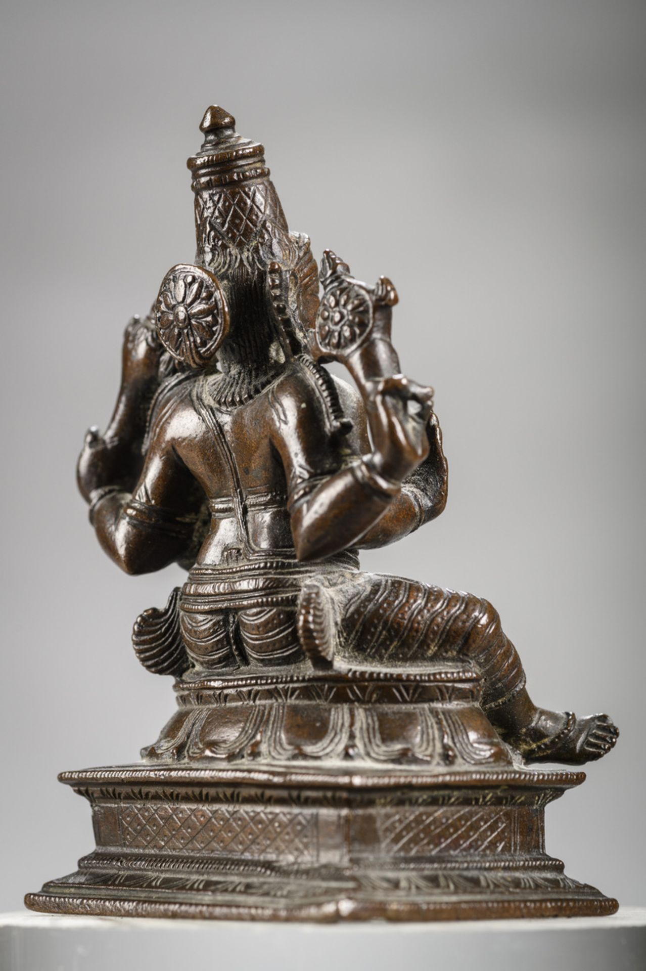 Indian bronze sculpture 'Vishnu', 18th - 19th century (h 10.3 cm) - Image 3 of 6