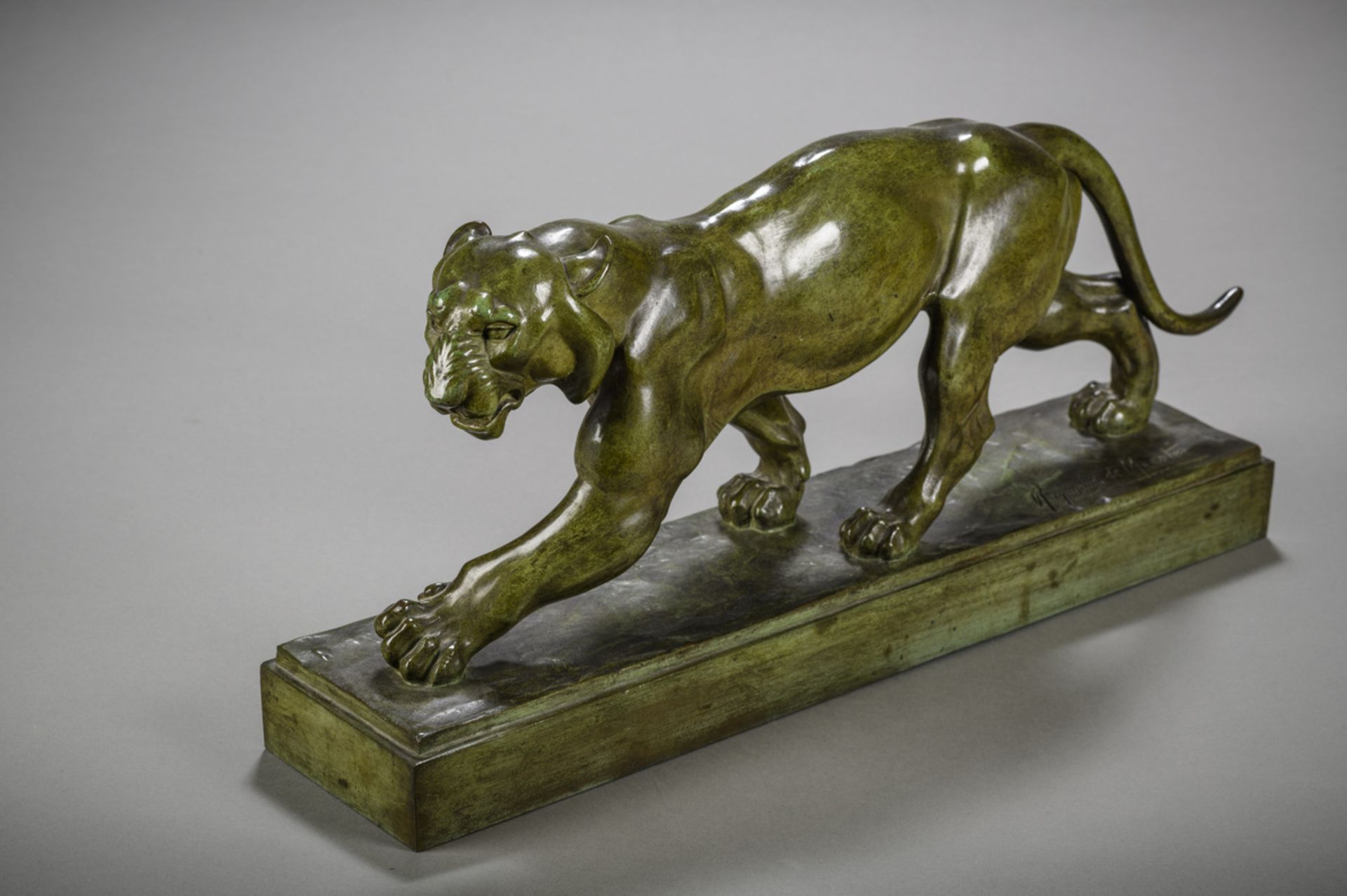 Raymond De Meester: bronze sculpture 'The lioness' (28.5x60x13.5cm) - Image 2 of 5