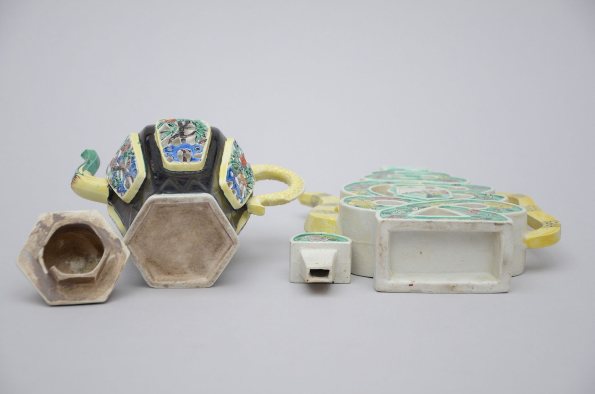 2 famille verte teapots in Chinese porcelain (H16.5 - 24cm) (*) - Image 2 of 4