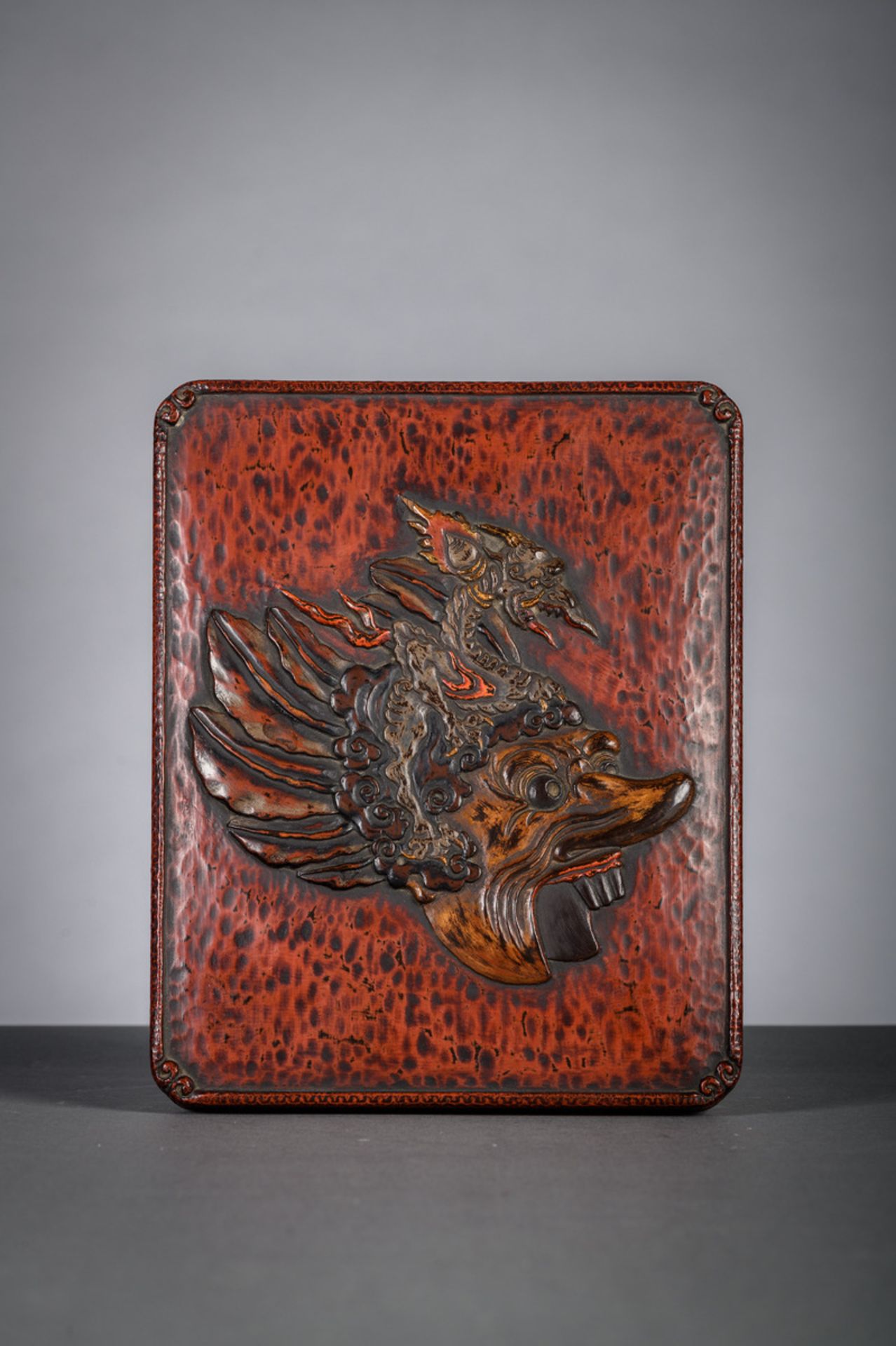 A Japanese red lacquer box with 'demon mask' (19.5x24.5cm) - Bild 2 aus 3