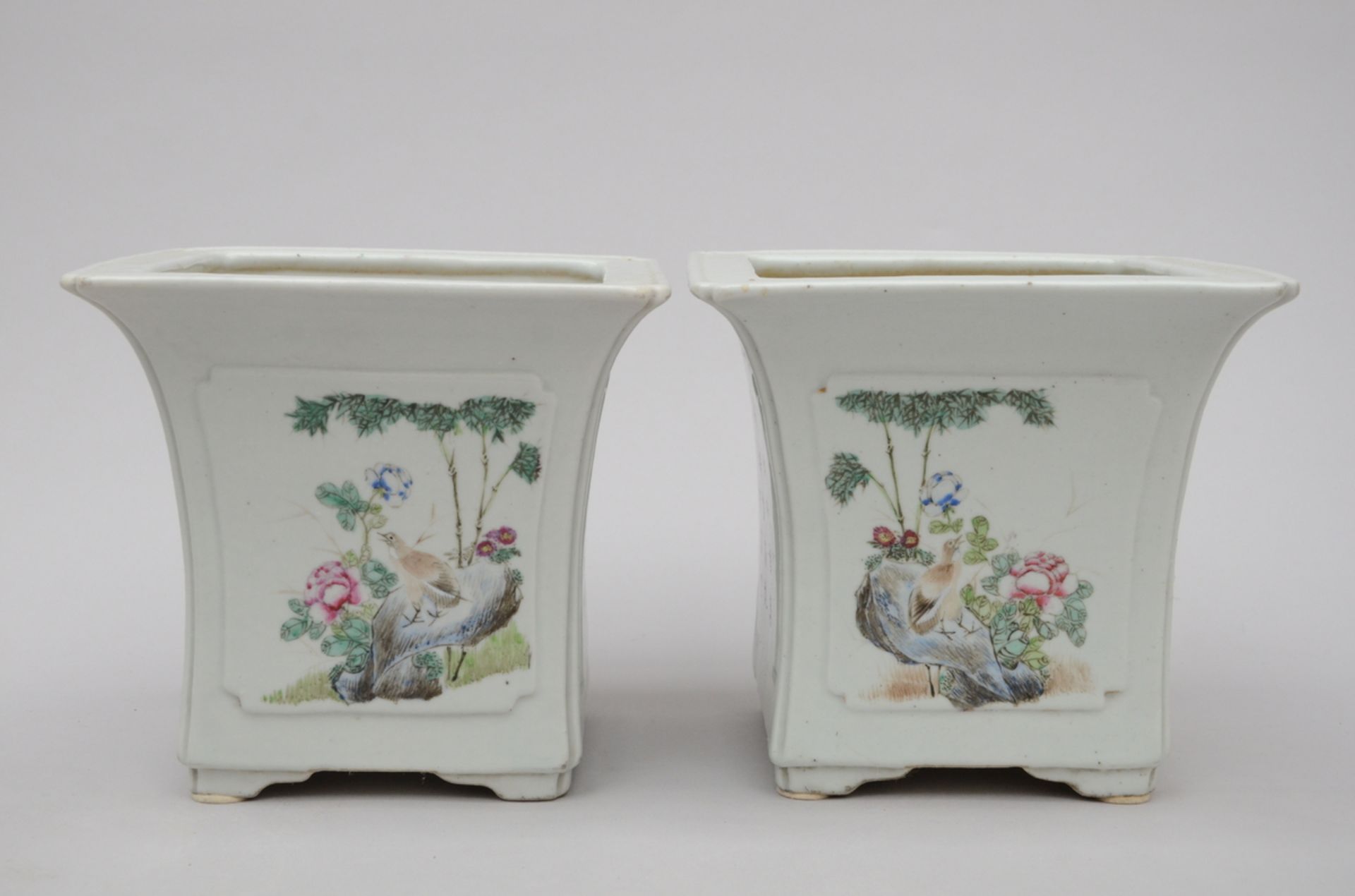 A pair of famille rose planters 'birds' (19x21x21cm)
