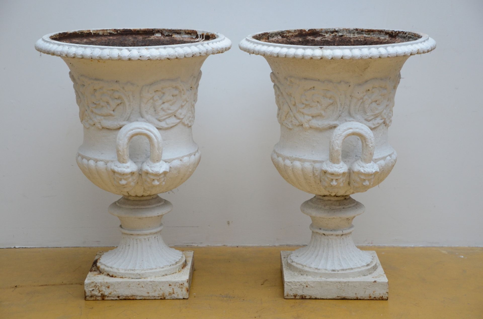 A pair of large Medici vases in cast iron (H77 Dia57cm) - Image 2 of 4