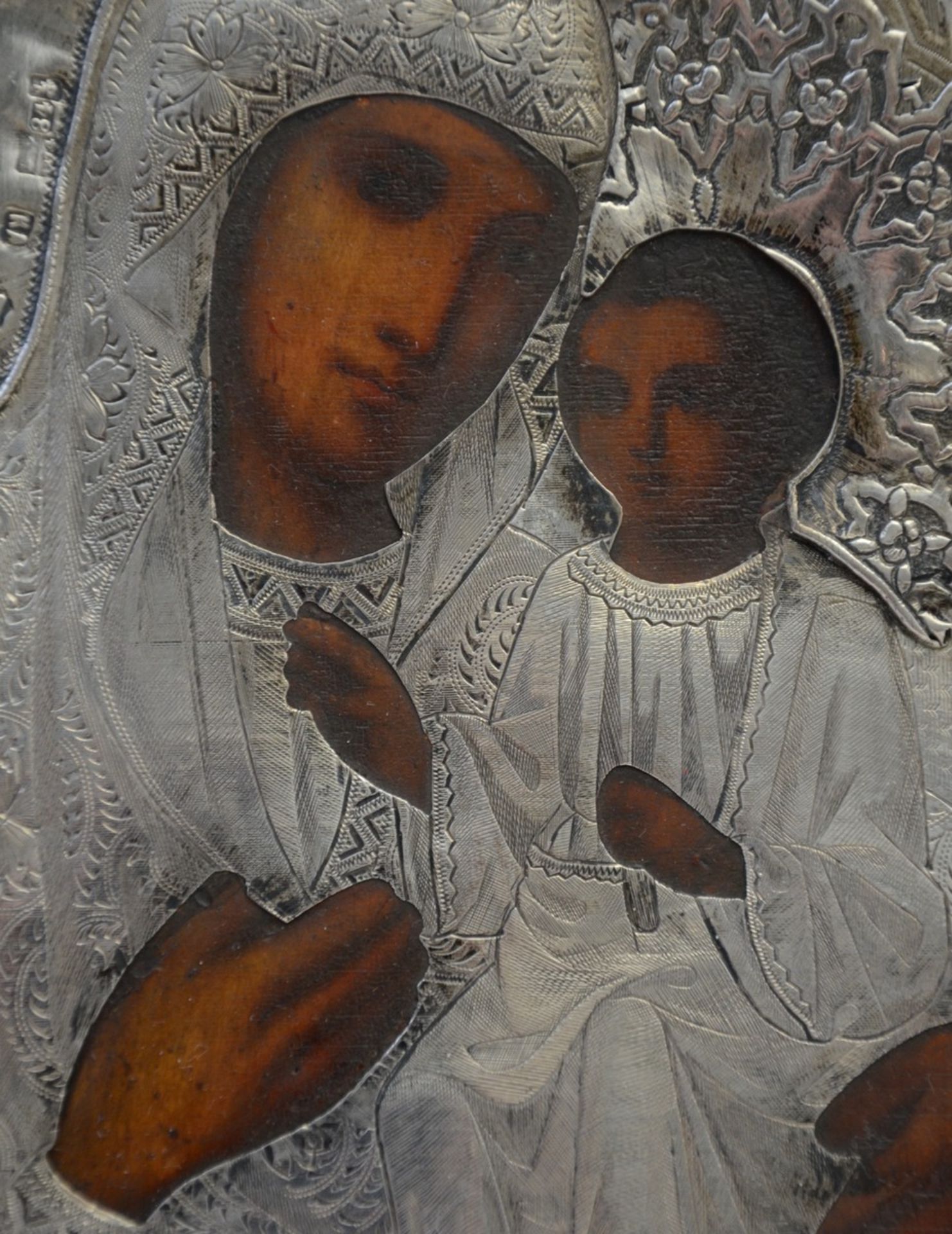 Russian icon 'Mother and Child' with a silver riza (22x18cm) - Image 2 of 3
