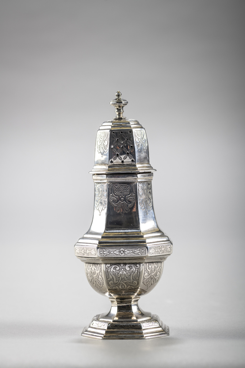 A Regence sugar shaker in solid silver, 18th century (H19cm)