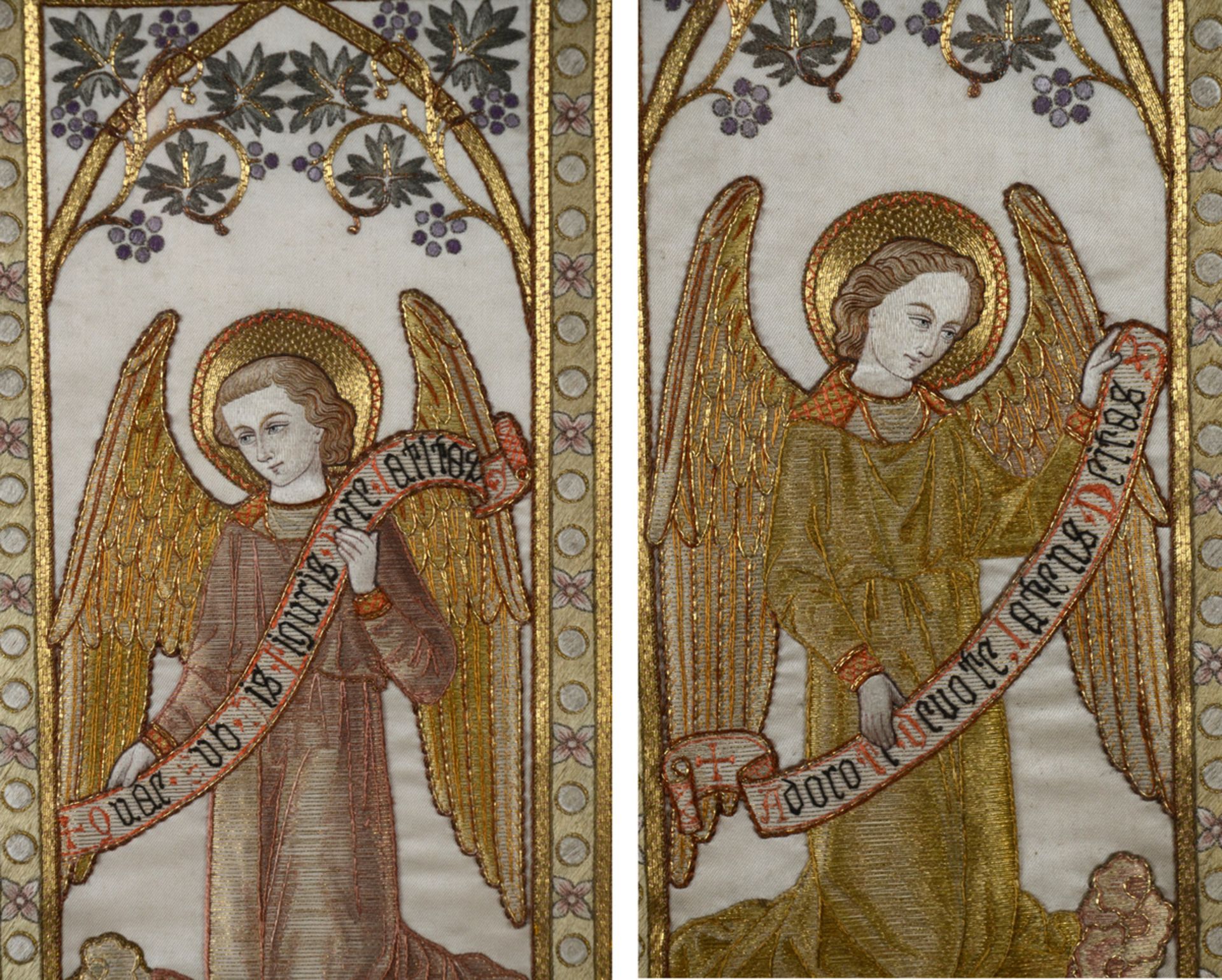 A pair of Gothic Revival brocade 'angels' (45x22cm) - Image 2 of 3