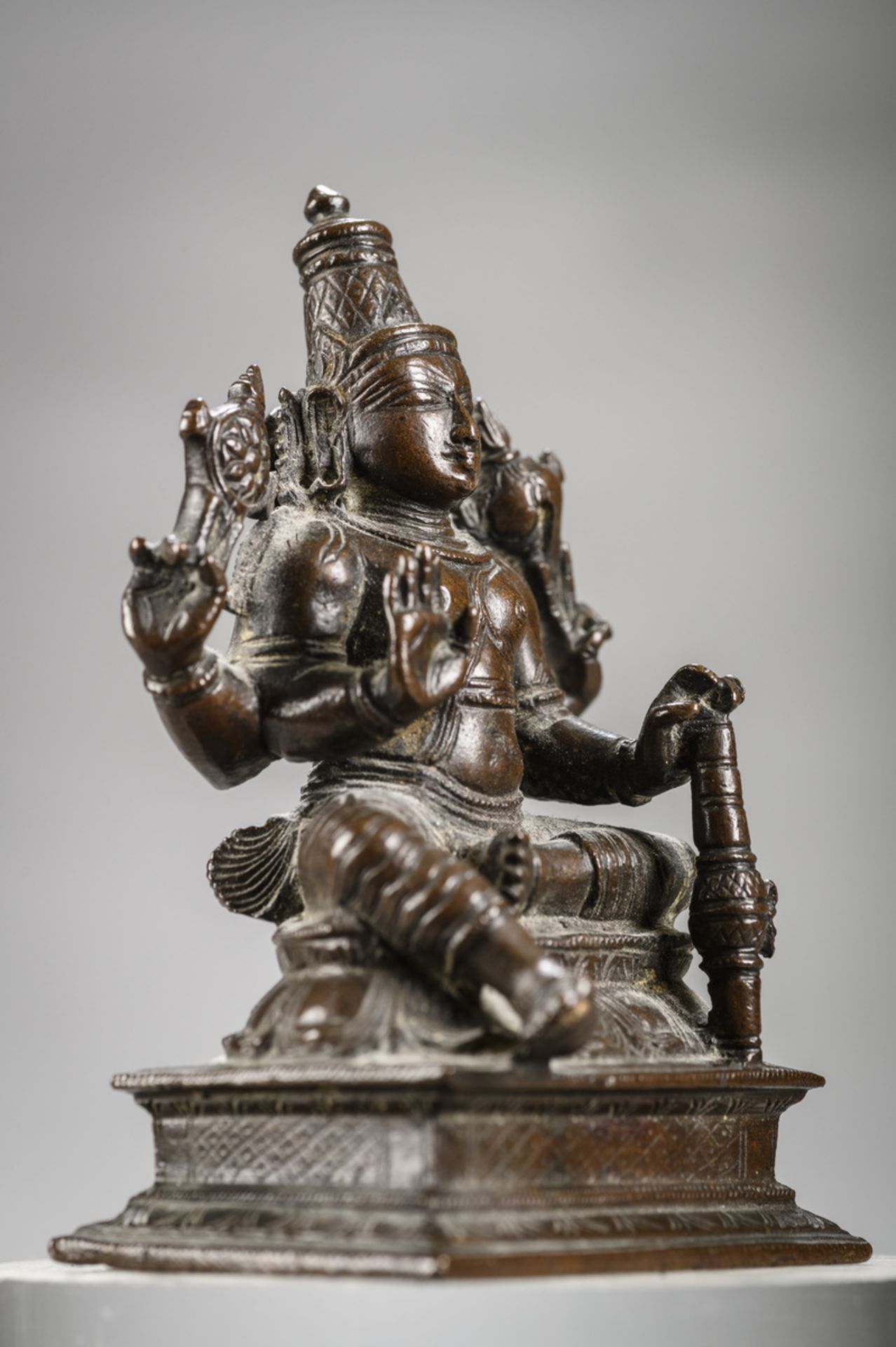 Indian bronze sculpture 'Vishnu', 18th - 19th century (h 10.3 cm) - Image 2 of 6