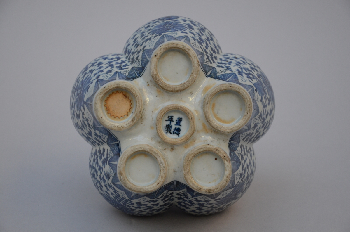 A Chinese blue and white porcelain tulip vase, 19th century (h27cm) (*) - Image 3 of 4
