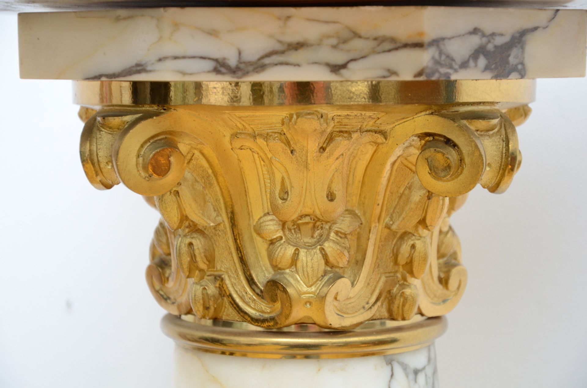 Pied de stal in white marble with bronze decoration (h118cm) - Bild 2 aus 2