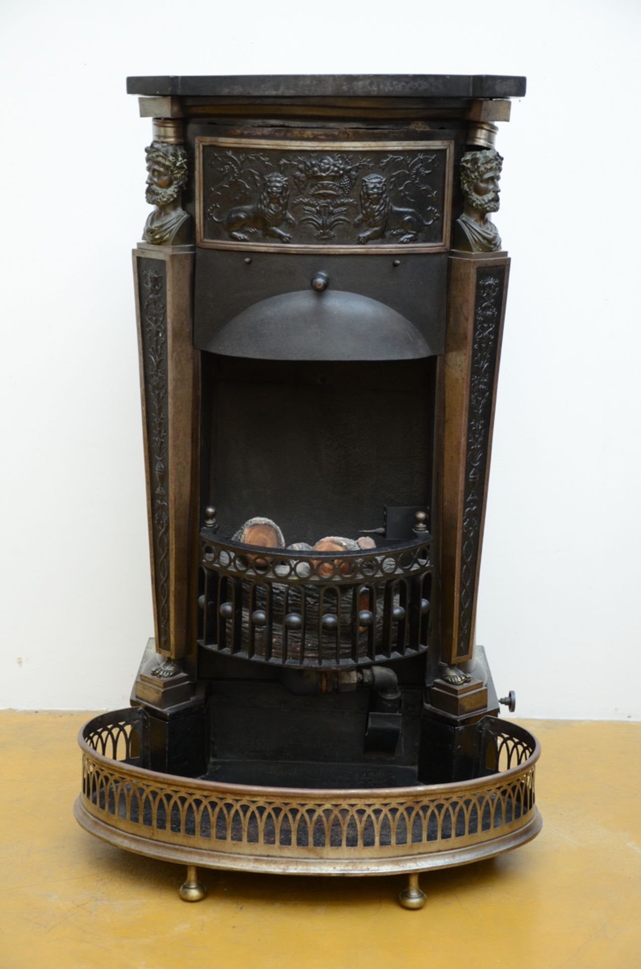 Empire stove in fonte with bronze figures and a marble top (100x52cm)