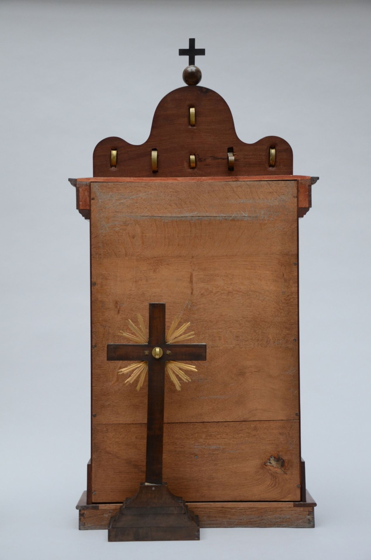 Exceptional mahogany chapel with 24 kiss relics and cross with relic (h110cm) - Image 9 of 9