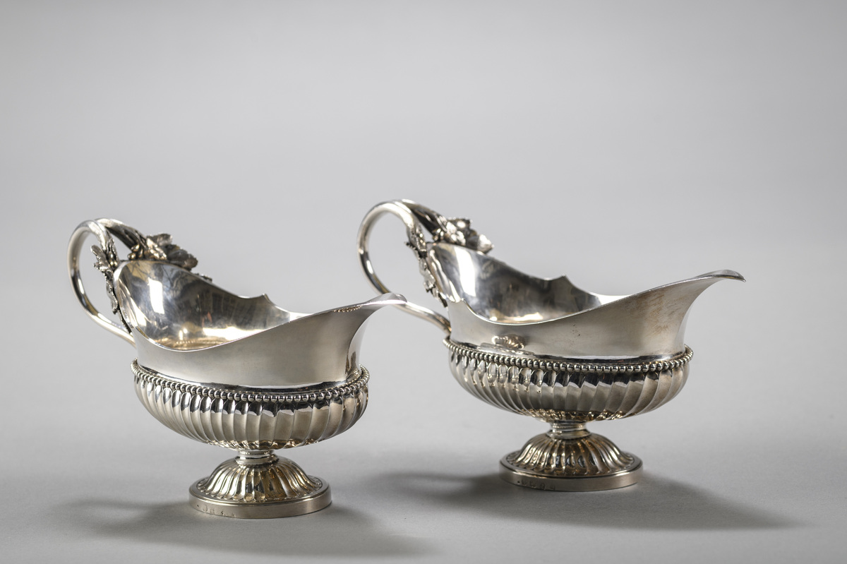 A pair of fine Louis XVI sauce bowls, Ghent 1788 (H10x22cm) - Image 2 of 5