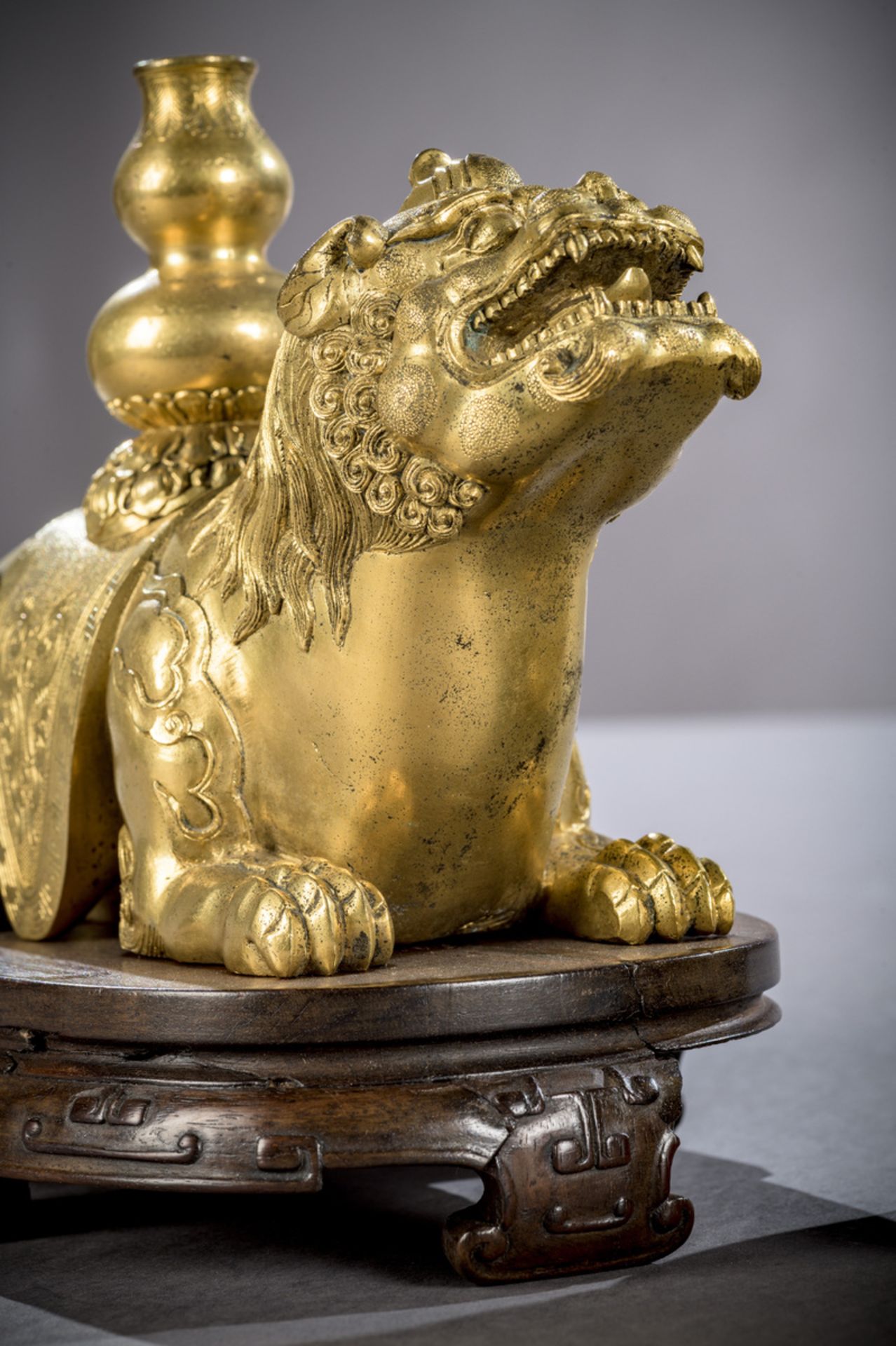 A fine pair of gilt bronze mythical lions on hardwood stands, China Qing dynasty (14.5 x 22.5 x 10 - Image 3 of 6