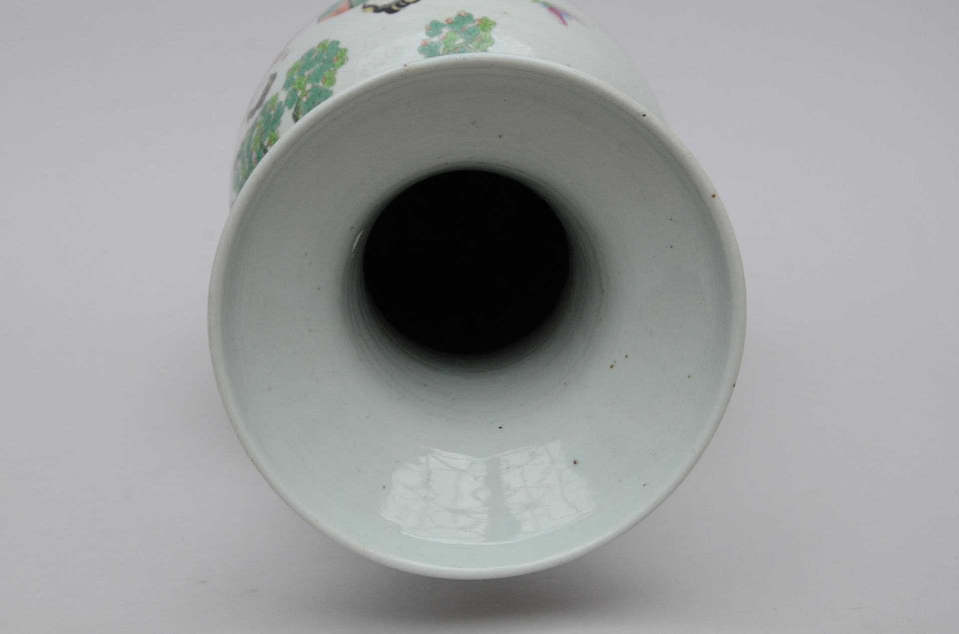 Chinese famille rose vase 'Elegant ladies with children' (H61cm) (*) - Image 3 of 4