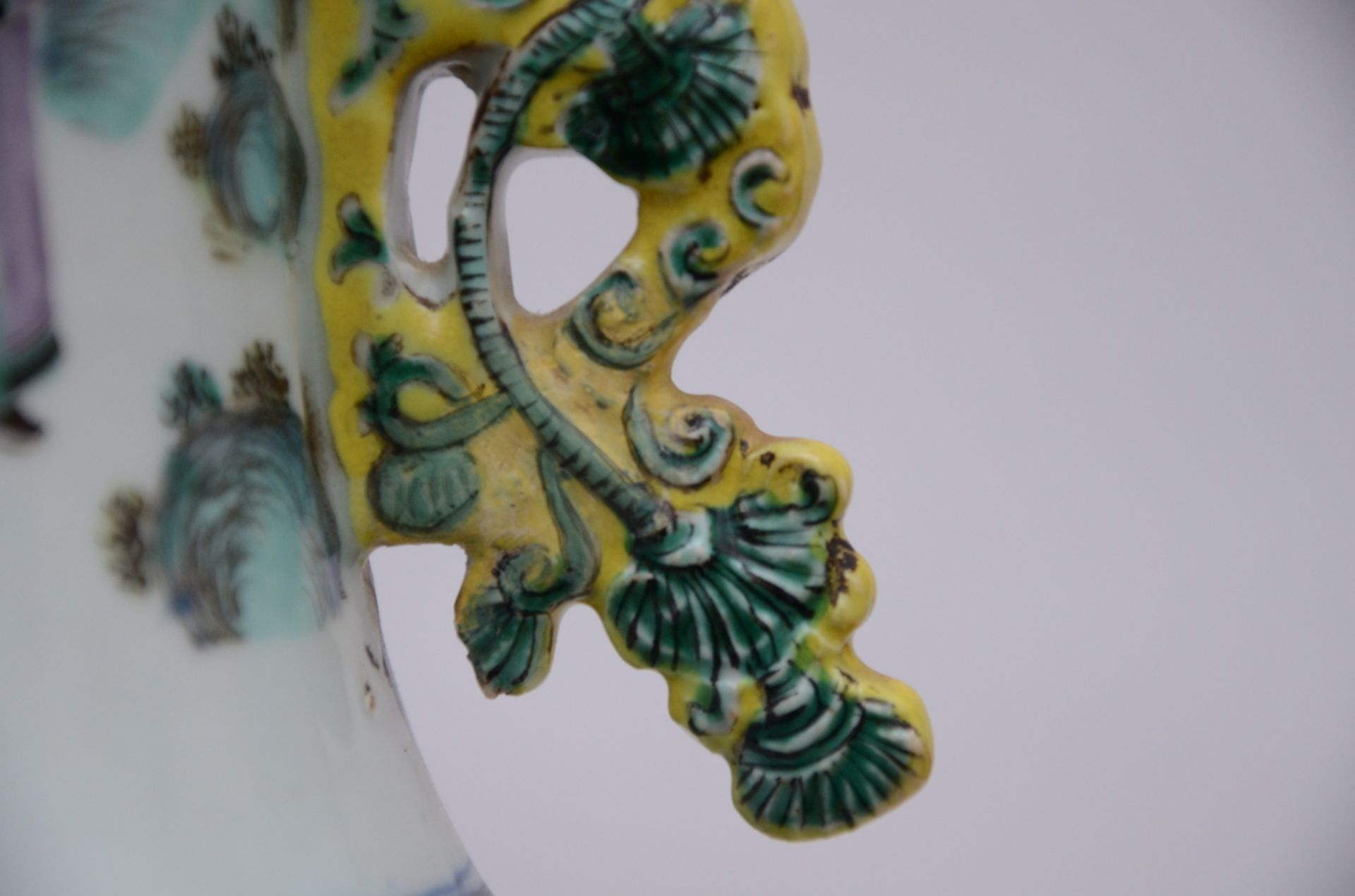 A Chinese famille rose porcelain vase with yellow handles (h60cm) (*) - Image 4 of 4