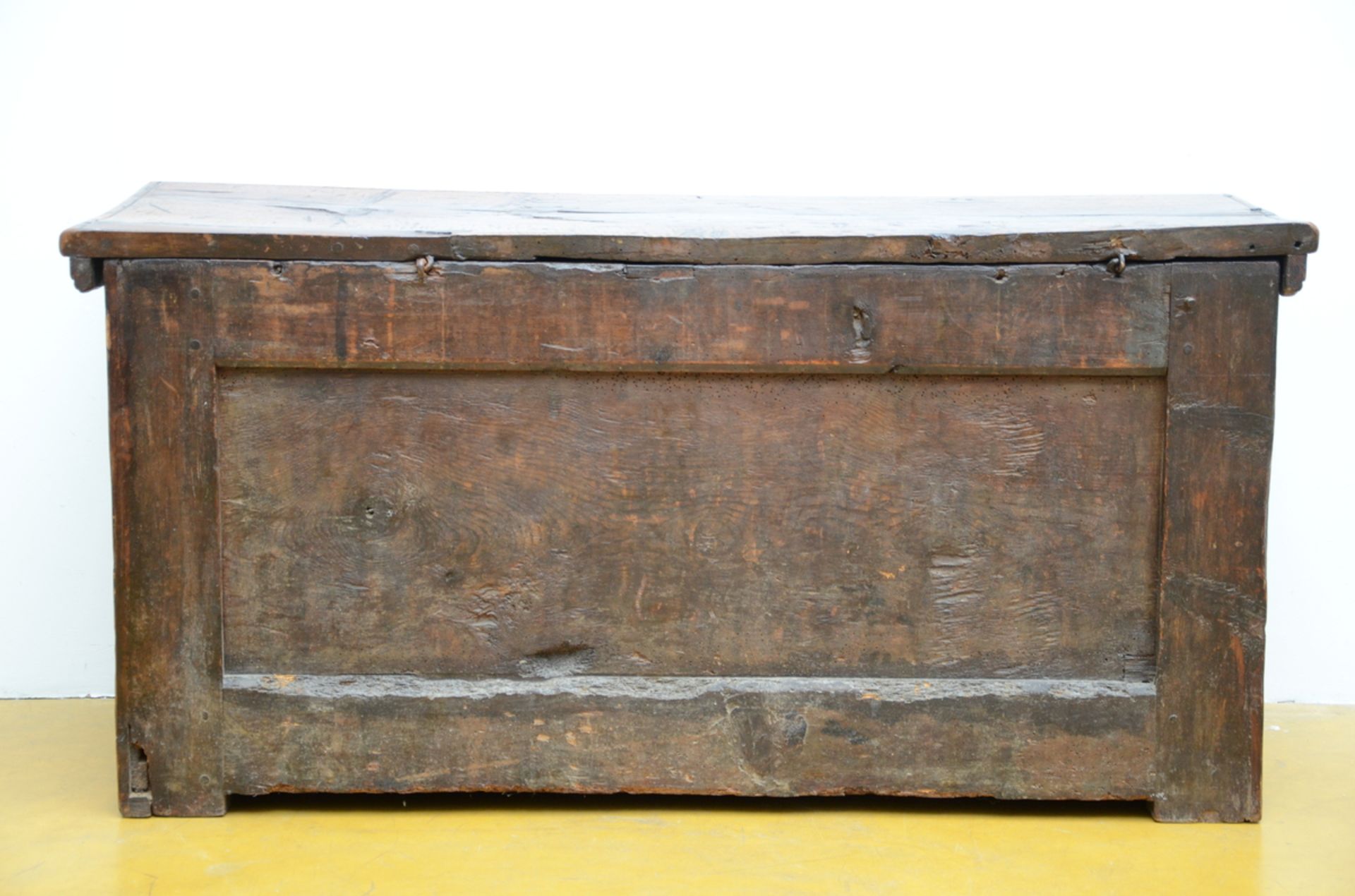 A walnut chest 'gothic' (68x135x49cm) - Image 3 of 4