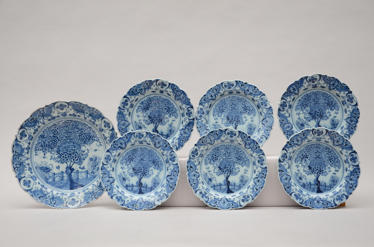 Delft blue plate + six plates 'Tea tree' (dia 25 - 34 cm) (*)