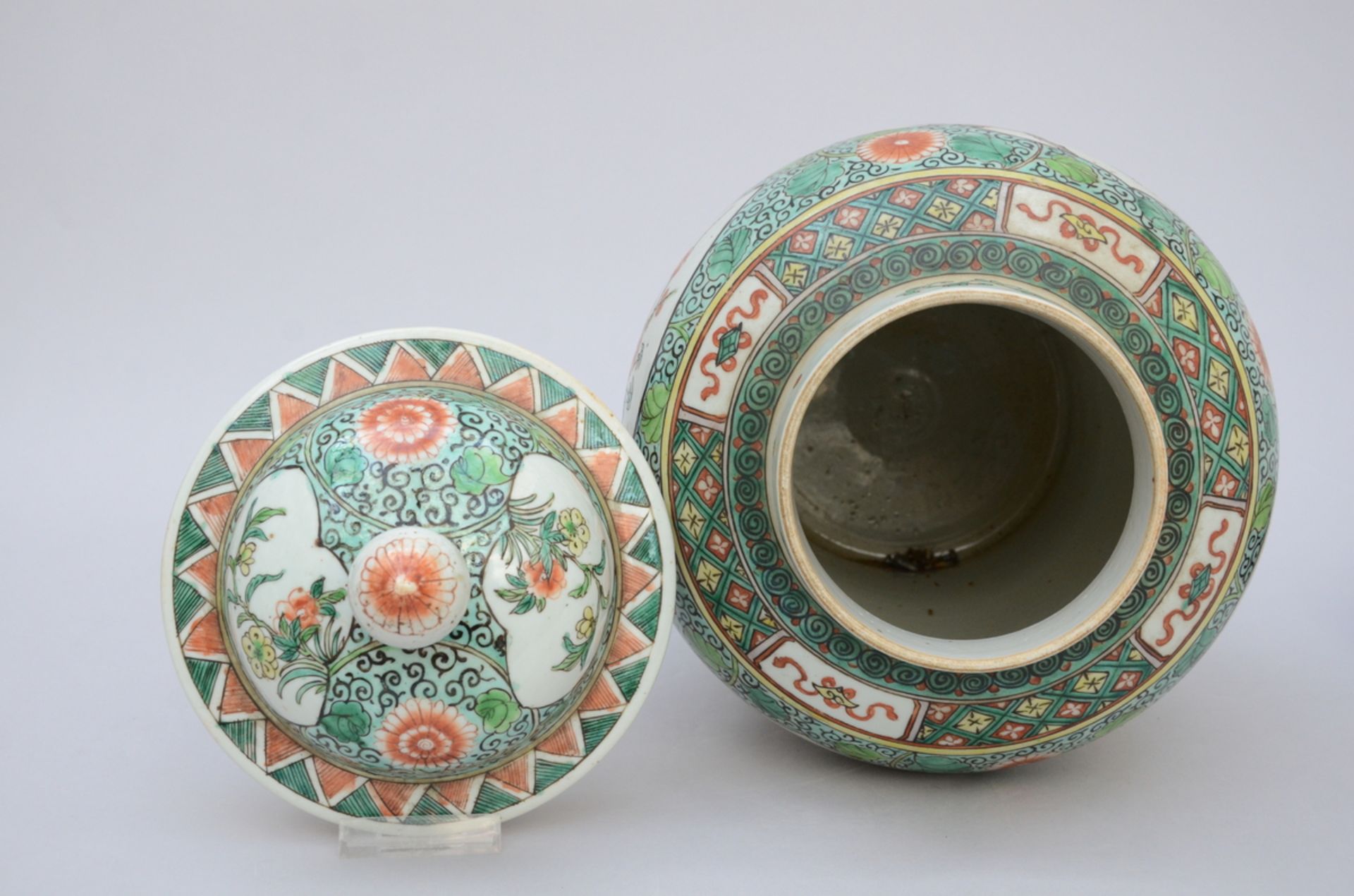 A Chinese famille verte porcelain lidded vase 'flowers' (h45cm) (*) - Image 2 of 3