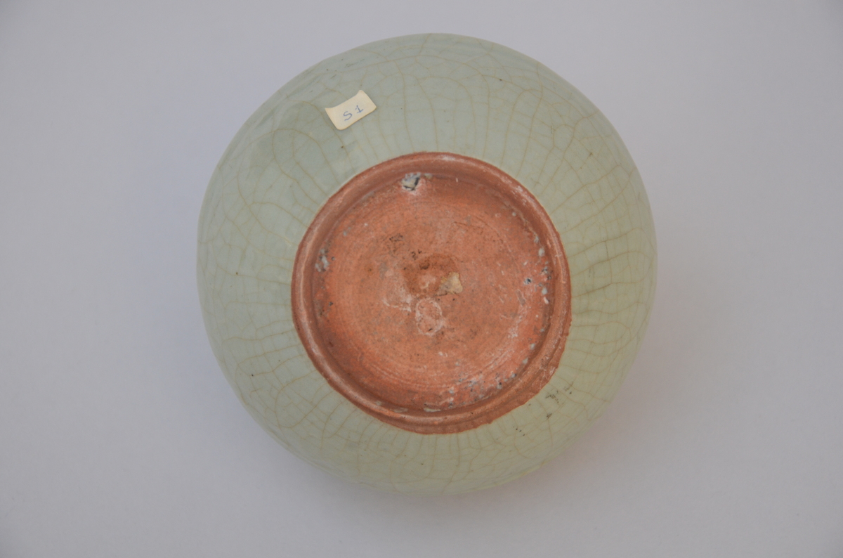 Chinese celadon vase with floral relief decor (H10cm) - Image 4 of 4