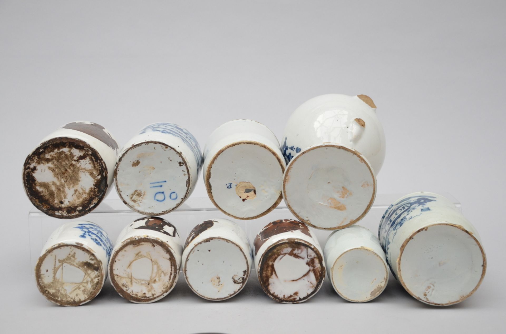 Nine apothecary jars and a bottle in faience, 18th century (h12/19/24cm) - Image 4 of 4