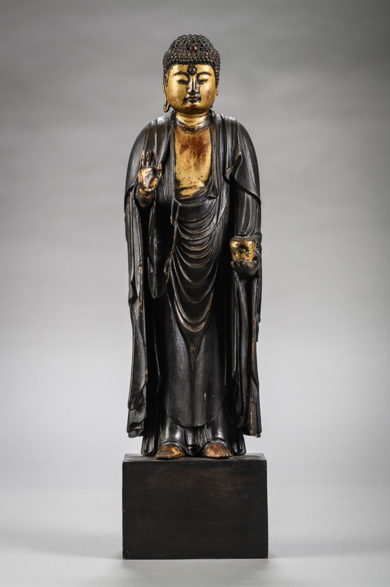 Japanese lacquered wooden statue of a standing Buddha, Edo period (34cm) (*)