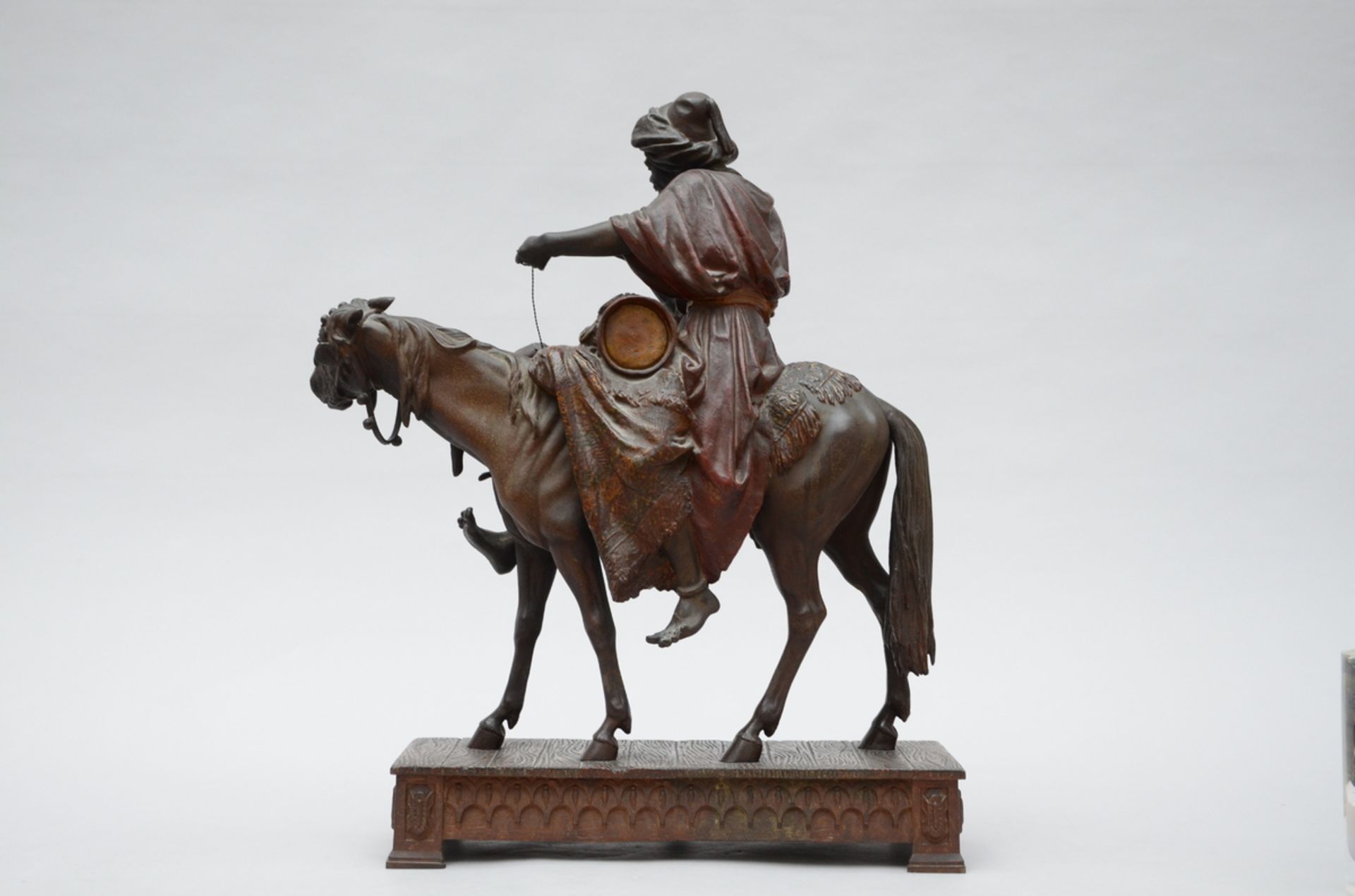 Waagen: sculpture in zamack 'Oriental musician on a horse' (64x46x16cm) (*) - Bild 3 aus 6