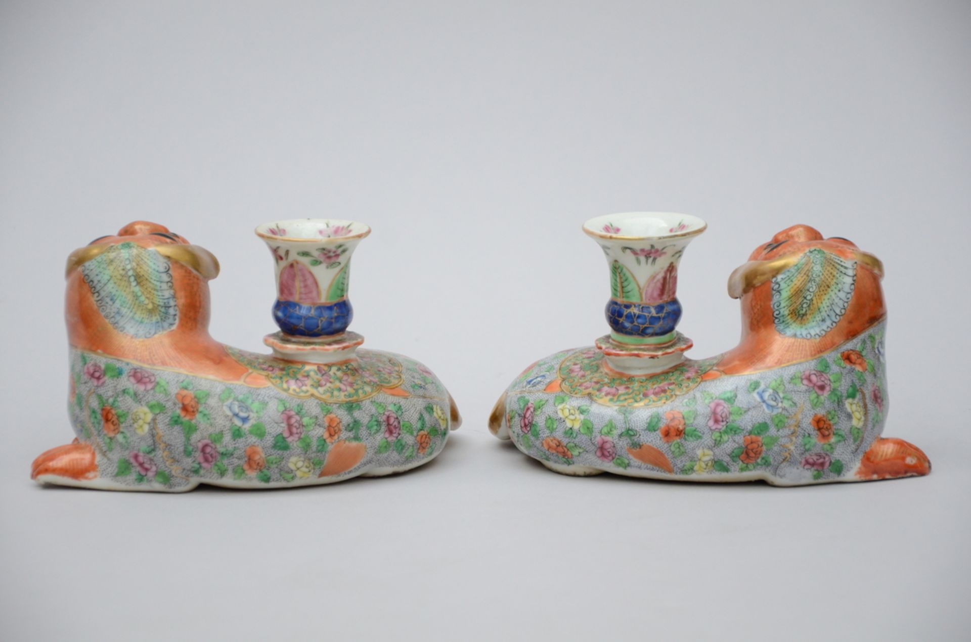 A pair of lions in Chinese canton porcelain, 19th century (L18x h10.5cm) (*) - Image 2 of 4