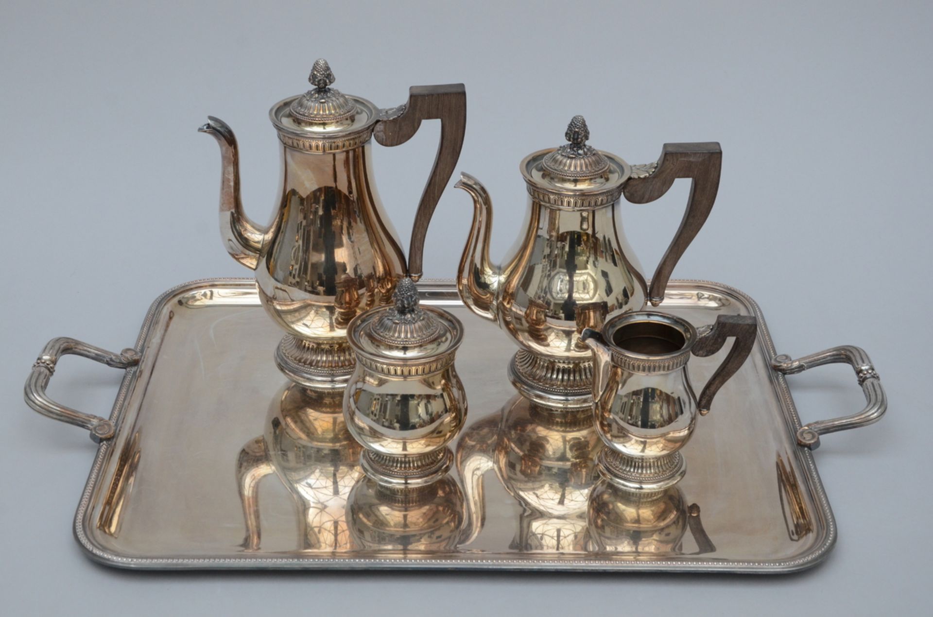 Christofle: silver plated coffee service on a scale (h27cm) (66x42cm)