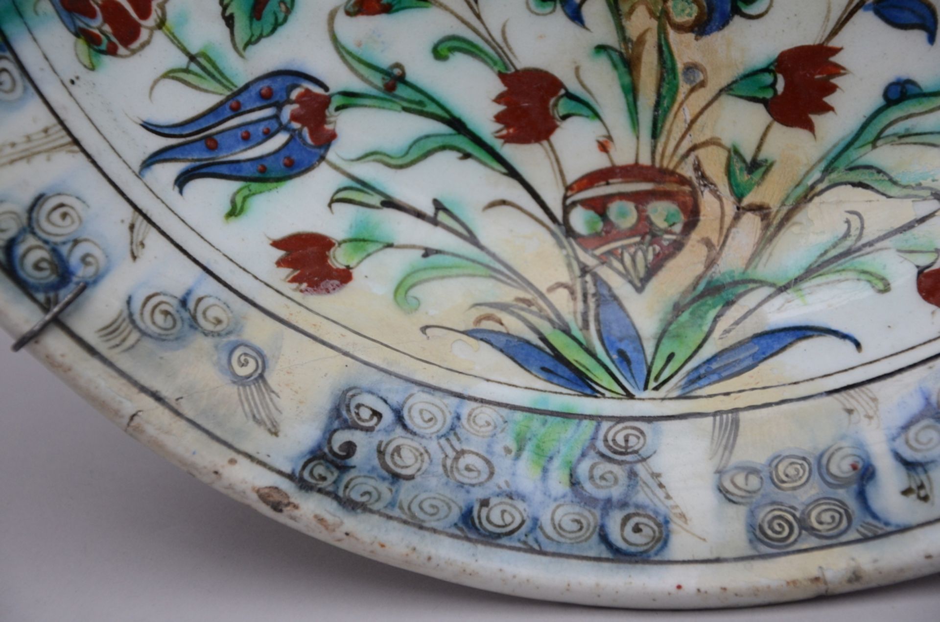 A dish in Iznik earthenware (dia 34cm) (*) - Bild 4 aus 5