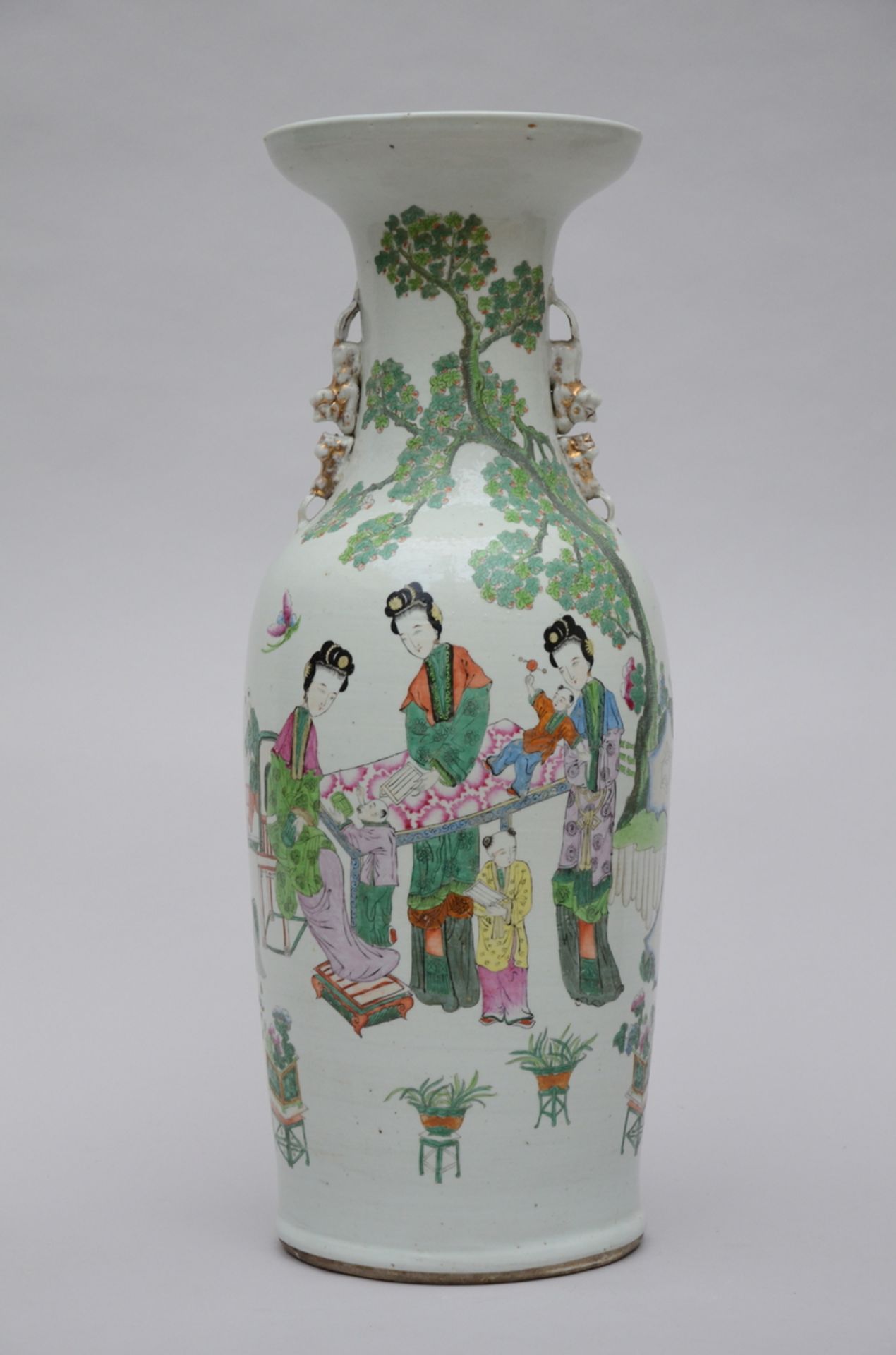 Chinese famille rose vase 'Elegant ladies with children' (H61cm) (*)