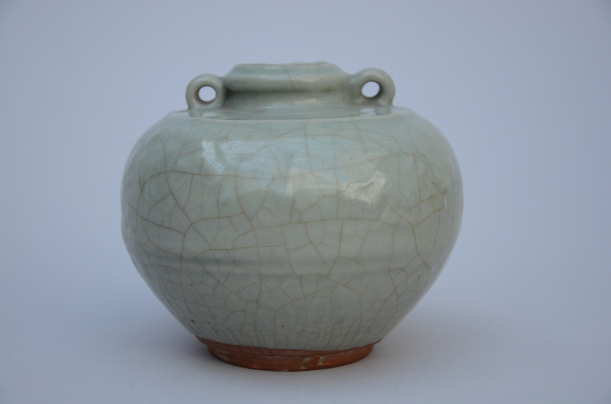 Chinese celadon vase with floral relief decor (H10cm)