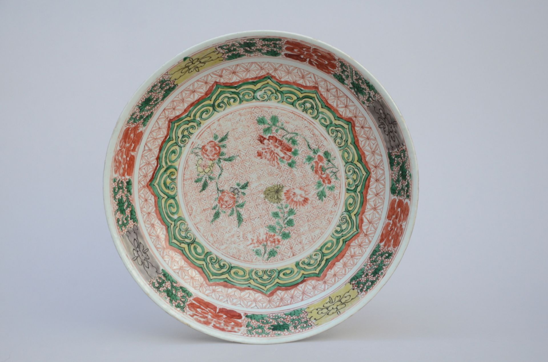 Chinese wucai dish 'Peonies', 17th century (dia 33.5cm) (*)