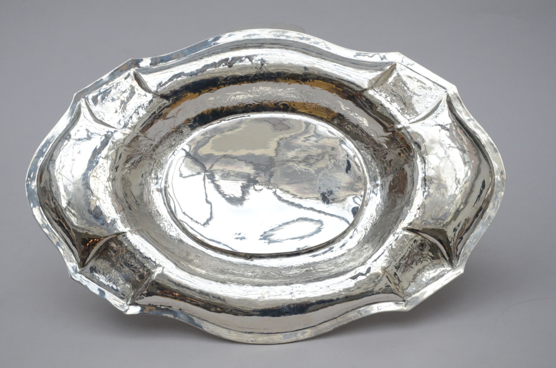 A fine engraved souptureen with plate - Bild 4 aus 5
